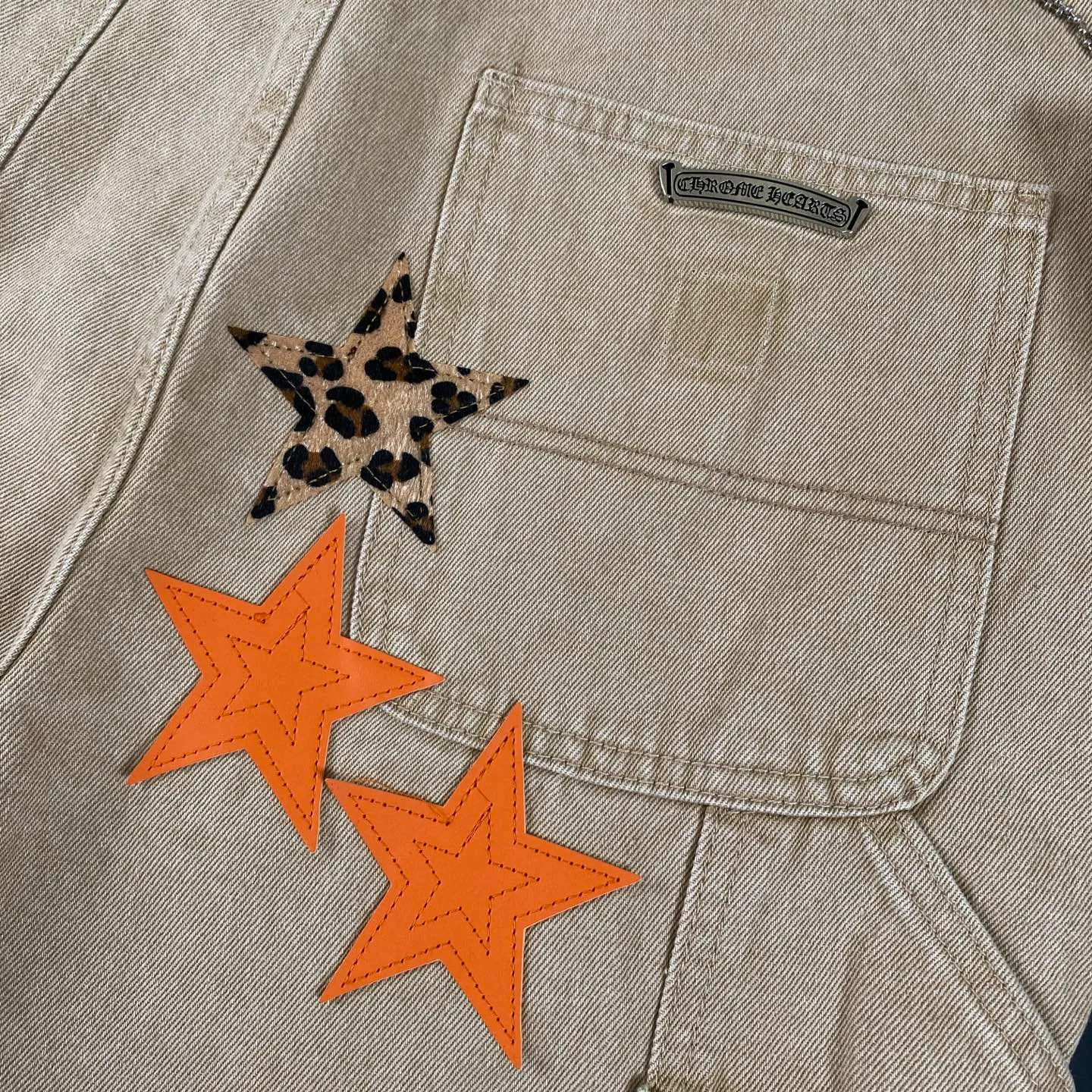 P270 Chrome hearts Chrome hearts Miami limited edition star work jeans logging pants Chrome hearts city limited jeans Hardware customization Original development vintage levis American-made 501 black and gray base remake Levi's American 501 base imported sheepskin 925 silver remake [Top heavy industry fashion design] Consistently high-street luxury style. Speaking of this style, the Zangyin family and GU family are definitely the leading representative brands. Especially the Zangyin family has really achieved a state-of-the-art effect in creating high-street style. The unique washed material is used to create this style. The color system is already quite eye-catching. After it is decorated with patchwork cross flowers, it cleverly highlights the charm of the brand. Secondly, this style uses classic The high-waist cutting design highlights the long legs and fashionable temperament of the upper body. The brand is highly recognizable and the slim fit configuration is more suitable for daily wear. It is a product that interprets personality, fashion, and specifications at a glance. This single product is enough to make any fan excited. It can be a white T-shirt for a youthful college style, or a tight suspender for a royal style. It has strong matching ability and can be easily controlled by men.  [Materials and craftsmanship] Needless to say, this point goes without saying. As an excellent craftsman brand, Zangyin’s requirements for details and craftsmanship are really perfect. The washed color of this model has gone through so many processes, not to mention the embellishment of denim appliques. It is also purely hand-made and sewn. Just like what they believe in, only hand-made things have soul and have the meaning of wear. A top-notch heavy-duty fashionable denim item, I look forward to your perfect interpretation! ! Color: Khaki Size: 30-36